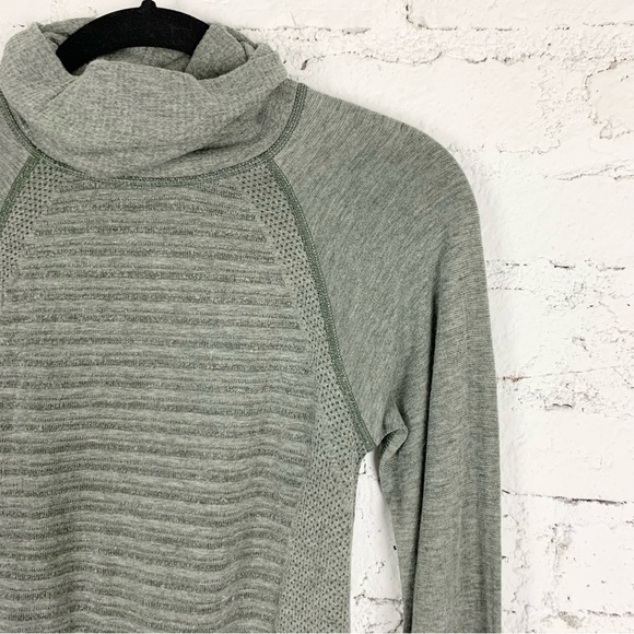 Athleta Devotion Wool Grey Long Sleeve Turtleneck Running Shirt Mesh Striped XS - Picture 2 of 6